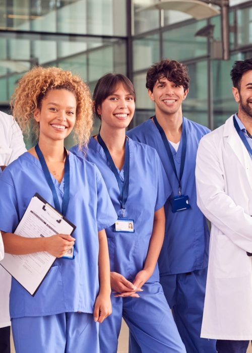 Portrait,Of,Smiling,Medical,Team,Standing,In,Modern,Hospital,Building